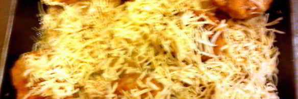 тефтели в пикантном соусе, запеченые с картофелем