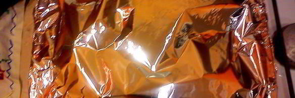 тефтели в пикантном соусе, запеченые с картофелем