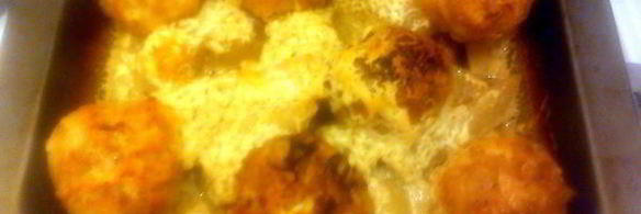 тефтели в пикантном соусе, запеченые с картофелем