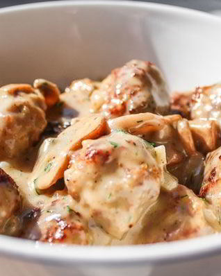 Тефтели в сливочно-грибном соусе