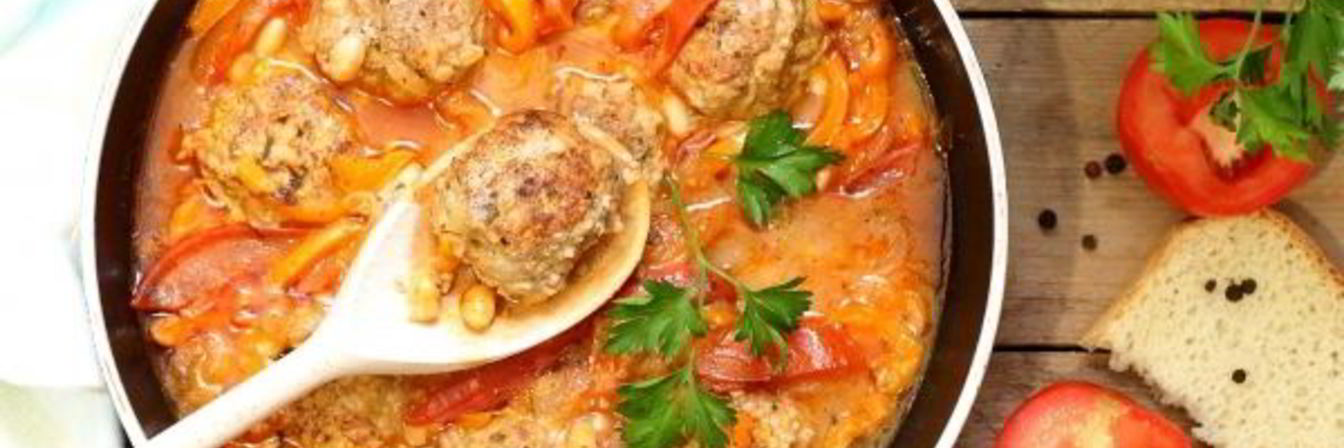 Тефтели в томате с фасолью и перцем