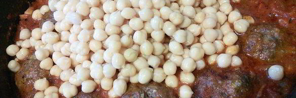 тефтели в томатном соусе с нутом