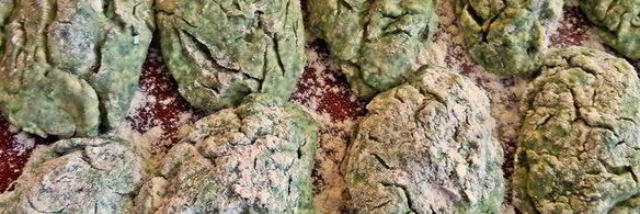 творожные ньокки со шпинатом, запеченные под сыром