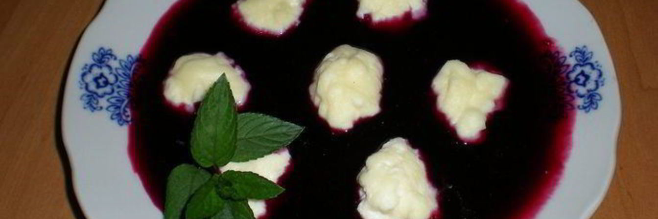 Творожные ньокки в соусе из черной смородины