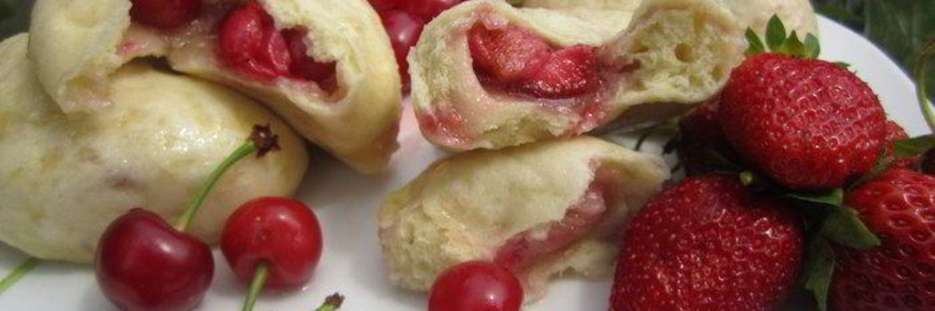 Паровые вареники с вишней и клубникой