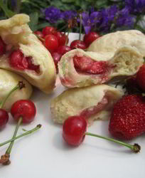 Паровые вареники с вишней и клубникой