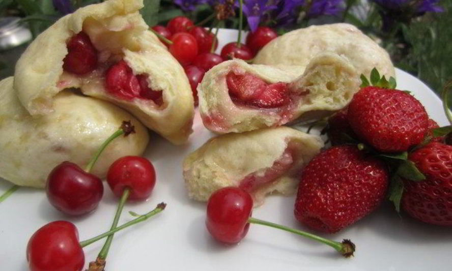 Рецепт паровых вареников с вишней и клубникой