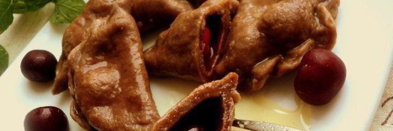 Шоколадные вареники с вишней