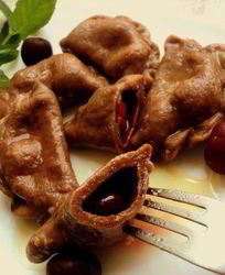 Шоколадные вареники с вишней