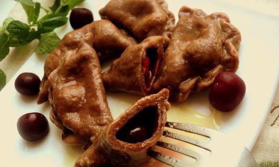 Рецепт шоколадных вареников с вишней