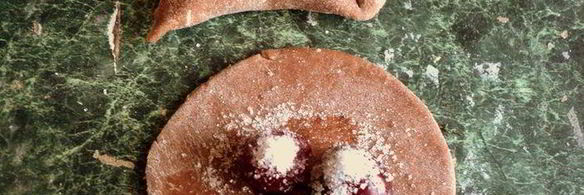 шоколадные вареники с вишней