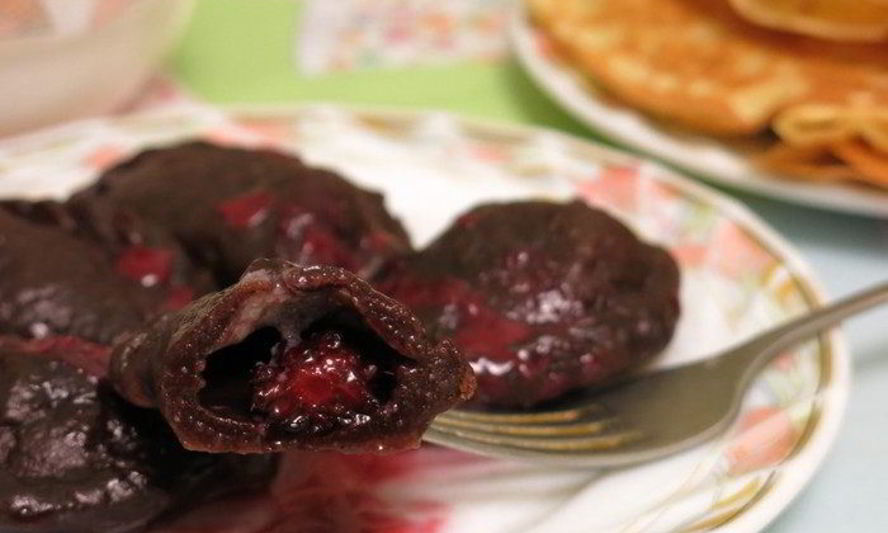 Рецепт шоколадных вареников с ягодами