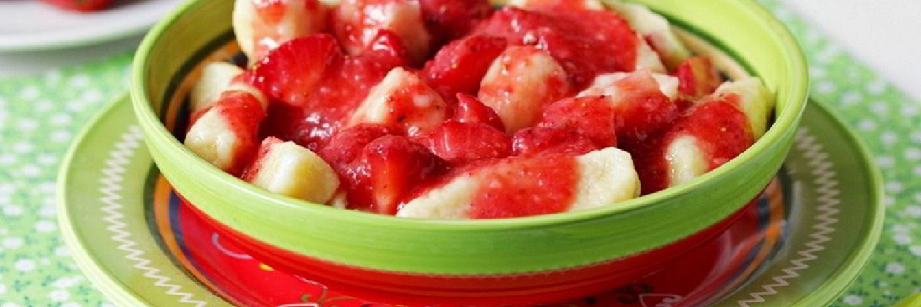 Тесто на вареники с клубникой