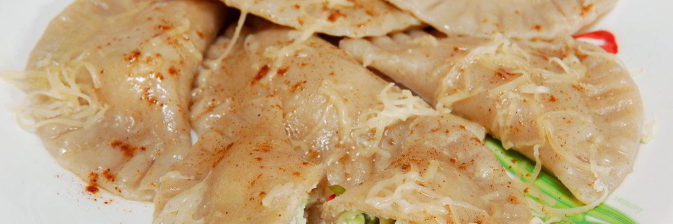 Вареники из ржаного теста с творогом и черемшой