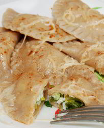 Вареники из ржаного теста с творогом и черемшой