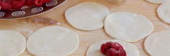 вареники на воде со свежей малиной