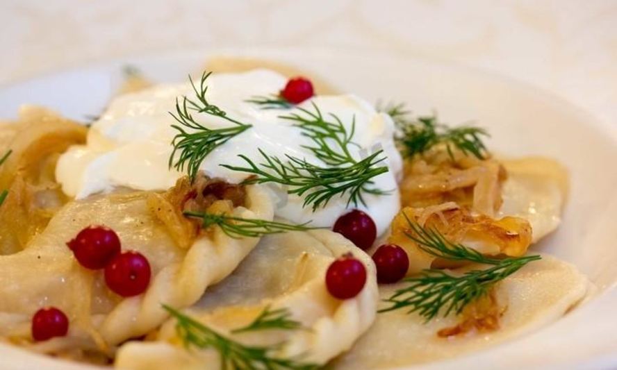 Рецепт вареников с кислой капустой и мятым картофелем