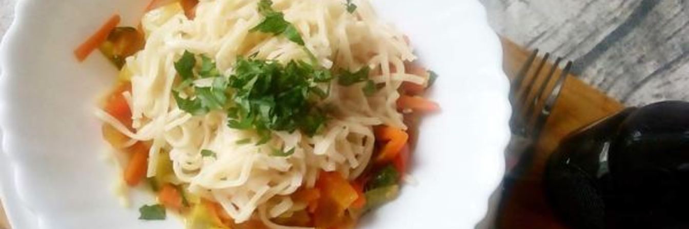 Яичная лапша с овощами