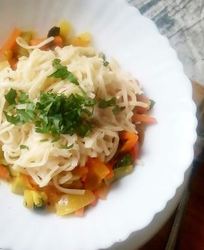 Яичная лапша с овощами