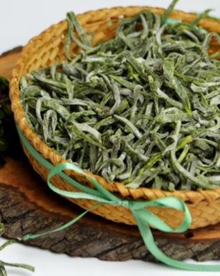 Зеленая домашняя лапша с крапивой