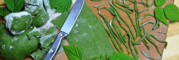 зеленая домашняя лапша с крапивой