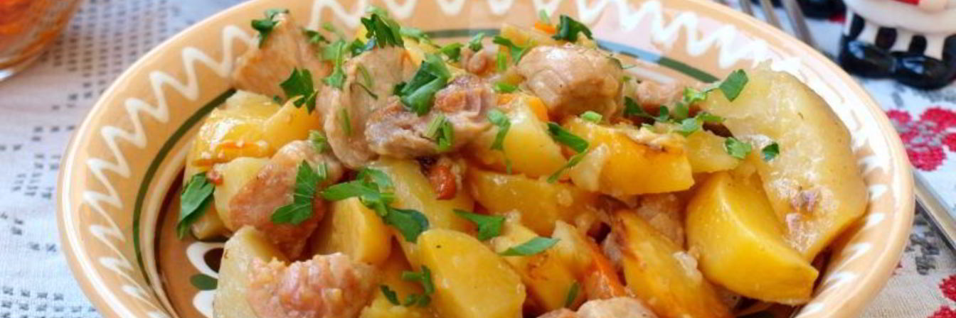 Жаркое с картошкой и свининой в горшочках