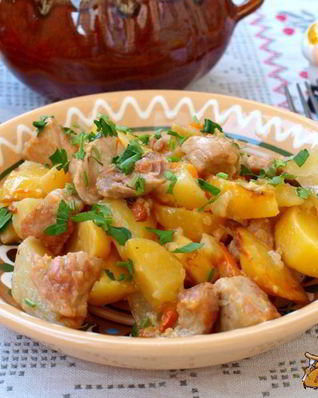 Жаркое с картошкой и свининой в горшочках