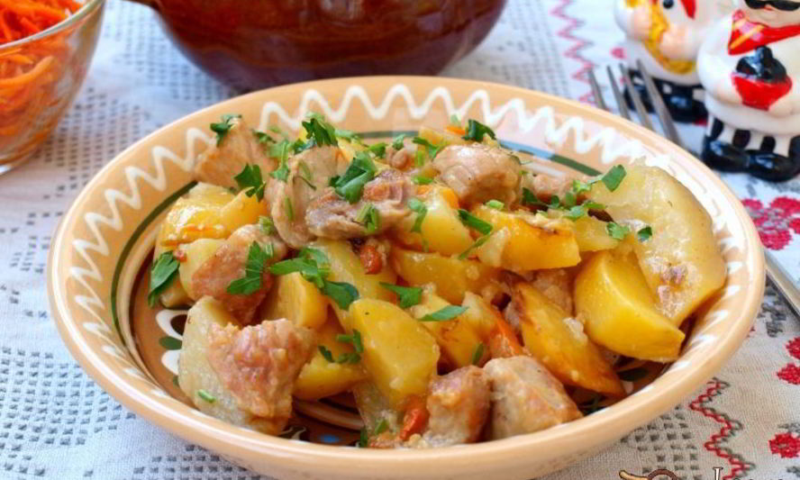 Рецепт жаркого с картошкой и свининой в горшочках