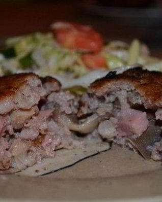 Мясные зразы с начинкой из ветчины и грибов