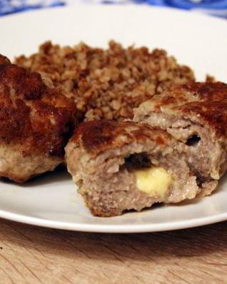 Мясные зразы с сыром и сливочным маслом