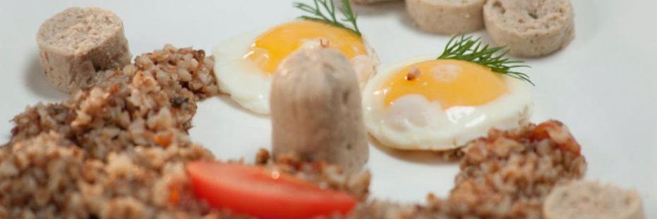 Домашние сосиски и гречневая каша с помидорами