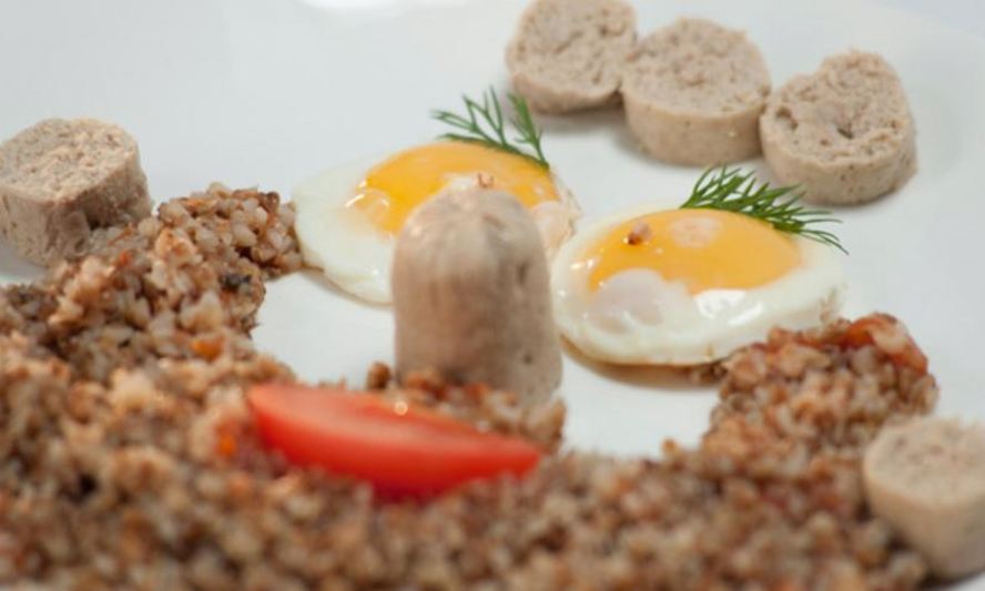 Рецепт домашних сосисок и гречневая каша с помидорами