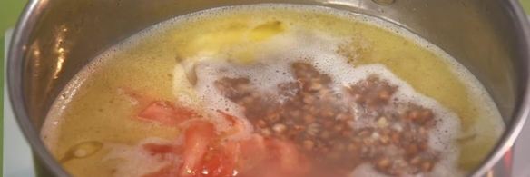 домашние сосиски и гречневая каша с помидорами