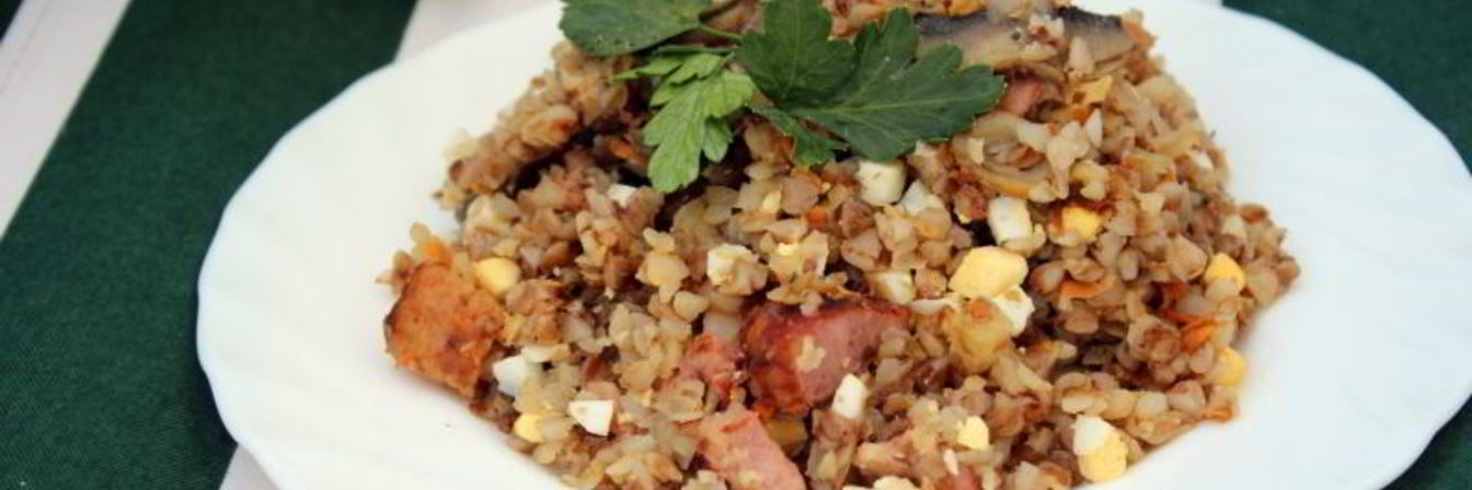 Гречка с шампиньонами, сырокопченой грудинкой и яйцом