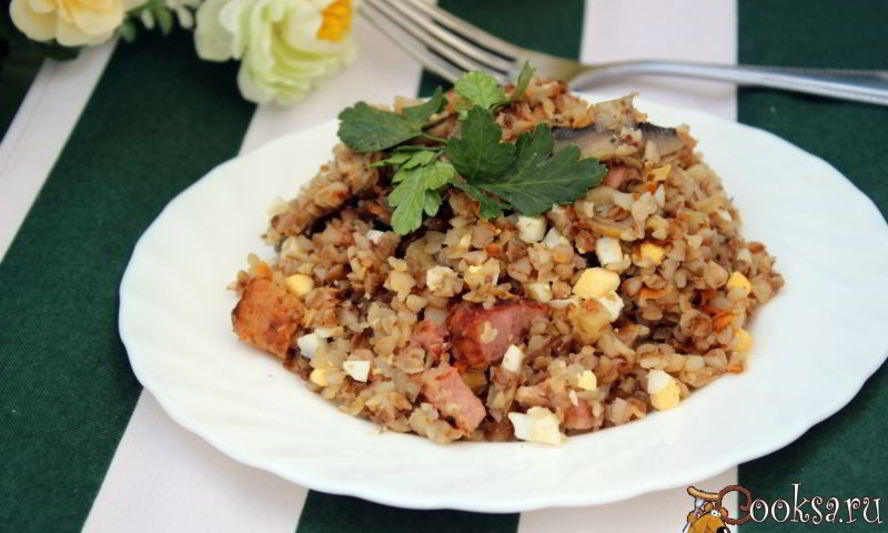 Рецепт гречки с шампиньонами, сырокопченой грудинкой и яйцом