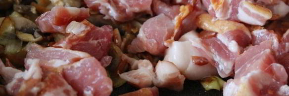 гречка с шампиньонами, сырокопченой грудинкой и яйцом