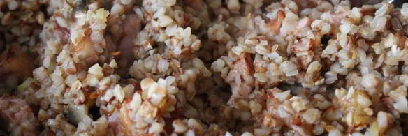 гречка с шампиньонами, сырокопченой грудинкой и яйцом