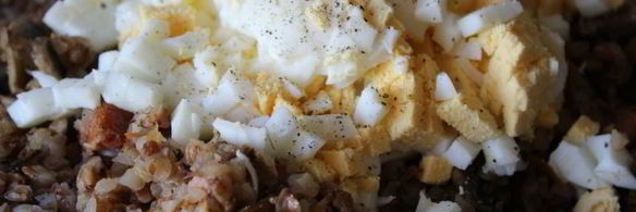 гречка с шампиньонами, сырокопченой грудинкой и яйцом