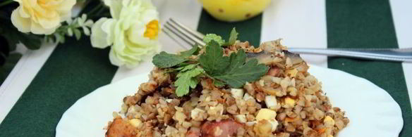 гречка с шампиньонами, сырокопченой грудинкой и яйцом