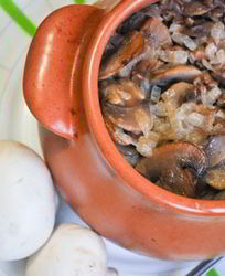 Классическая гречка с грибами в горшочке