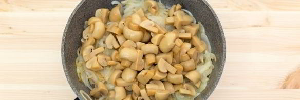 пшеничная каша с грибами и жареным луком