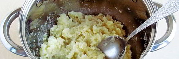 биточки манные на меду с малиновым сиропом