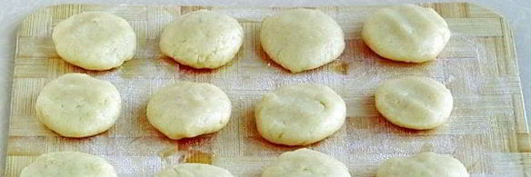 биточки манные на меду с малиновым сиропом