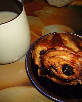 Булочки-ссобойки с вишней и апельсиновым сиропом