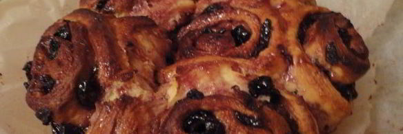 булочки-ссобойки с вишней и апельсиновым сиропом