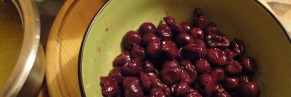 булочки-ссобойки с вишней и апельсиновым сиропом