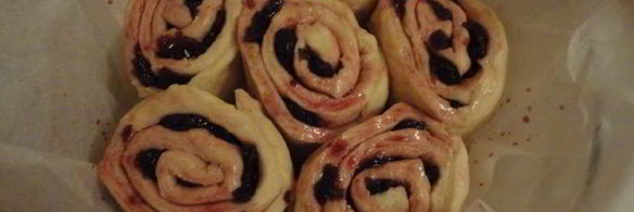 булочки-ссобойки с вишней и апельсиновым сиропом