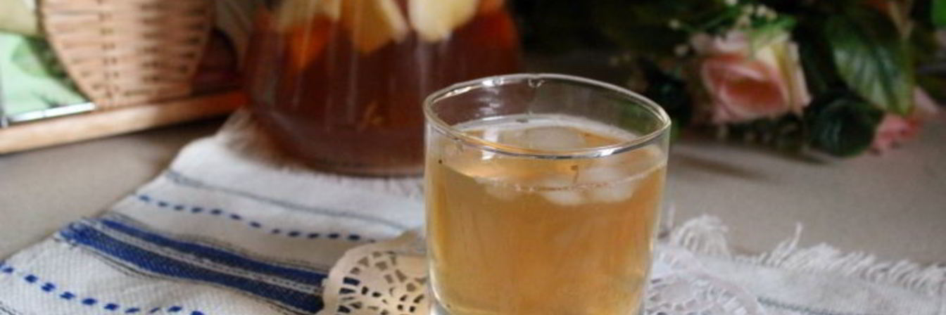 Холодный чай с персиками, нектаринами и мятой