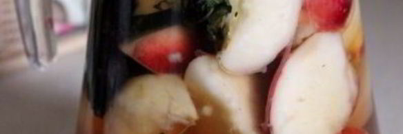 холодный чай с персиками, нектаринами и мятой