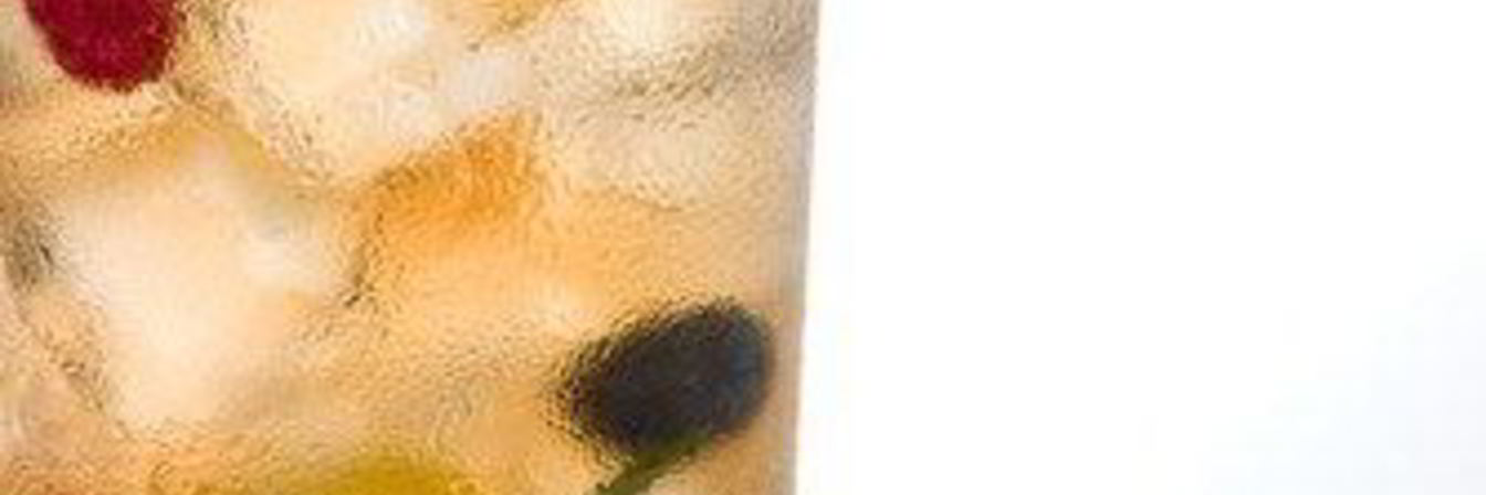 Имбирный пунш с белым ромом, ананасами и черникой